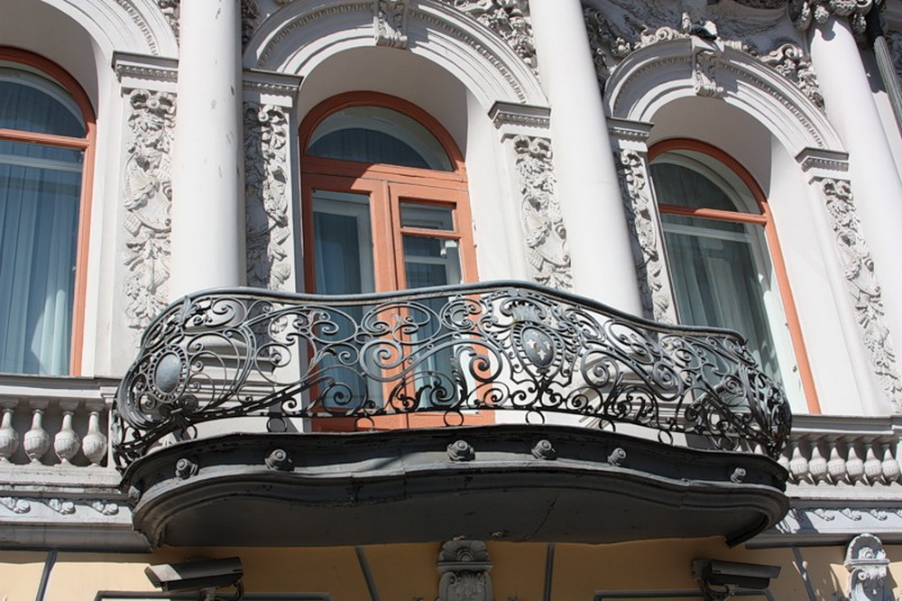 Кованые ограждения балконов с простой геометрией